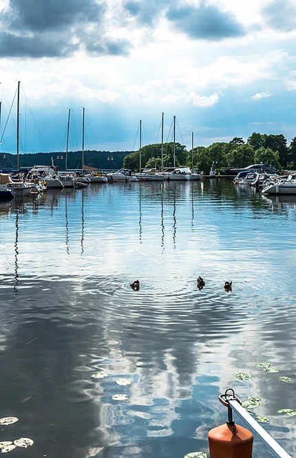Sigtuna hamn på sommaren med båtar.