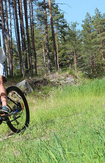 Familj som cyklar Hällsboleden.