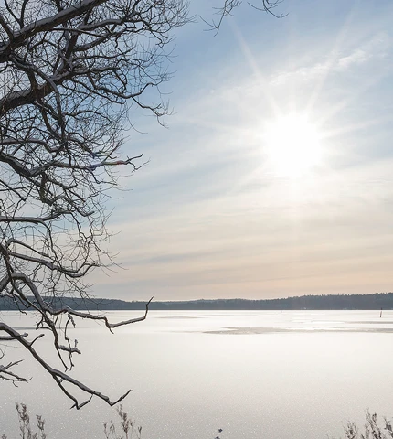 Mälaren vid Sigtuna stad i vinterskrud.