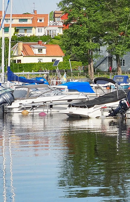 Sigtuna hamn på sommaren med båtar.