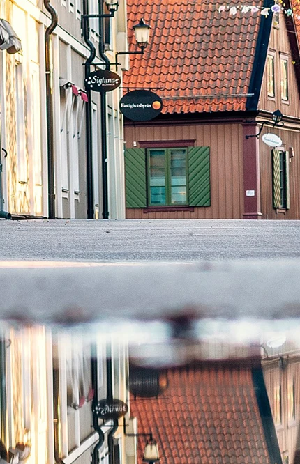 Stora gatan på hösten med vattenreflektion.